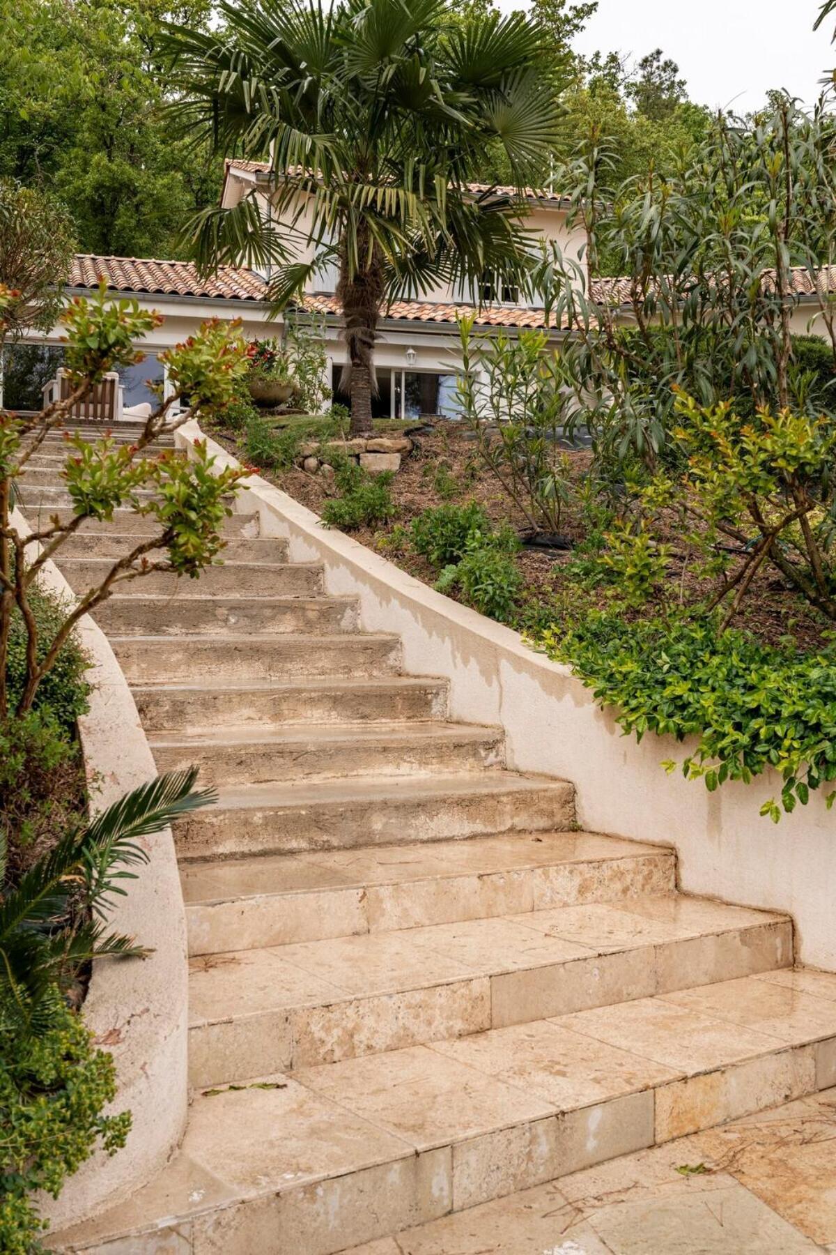 La Villa Moursoise 4 Etoiles Exterior photo